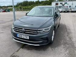 Mörkgrå (dolphin grey metallic) Begagnad 2023 VW Tiguan Elegance SUV | 369 000 kr (Marknadspris)