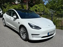 Vit Begagnad 2021 Tesla Model 3 Long Range Sedan | 290 000 kr (Marknadspris)