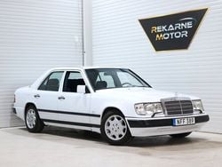 Vit Begagnad 1988 Mercedes E200 Sedan | 79 000 kr