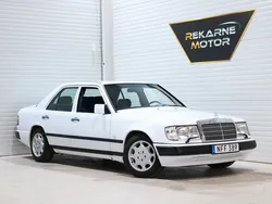 Vit Begagnad 1988 Mercedes E200 Sedan | 79 000 kr