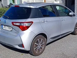 Silver Begagnad 2020 Toyota Yaris Hybrid Halvkombi | 185 000 kr (Marknadspris)