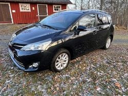 Svart/blå metallic Begagnad 2016 Toyota Verso Edition Minibuss | 121 000 kr (Marknadspris)