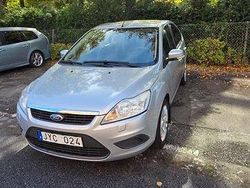 Grå Begagnad 2009 Ford Focus Trend Halvkombi | 48 000 kr (Marknadspris)