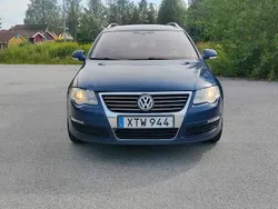 Mörkblå Begagnad 2006 VW Passat Highline Kombi | 34 900 kr (Marknadspris)