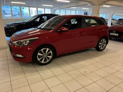 Röd Begagnad 2017 Hyundai i20 Premium Halvkombi | 134 900 kr (Marknadspris)