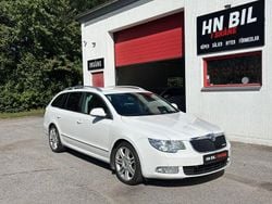 Vit Begagnad 2012 Skoda Superb Elegance Kombi | 69 900 kr (Bra pris)