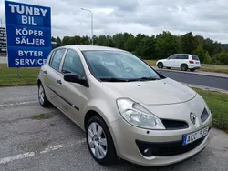 Ljusgrå (grå) Begagnad 2007 Renault Clio II Halvkombi | 29 700 kr (Marknadspris)