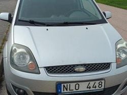 Grå Begagnad 2007 Ford Fiesta Halvkombi | 15 000 kr (Marknadspris)