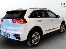 Vit (white) Begagnad 2022 Kia e-Niro 2 SUV | 279 900 kr (Marknadspris)