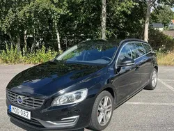 Svart Begagnad 2016 Volvo V60 Momentum Kombi | 140 000 kr (Marknadspris)