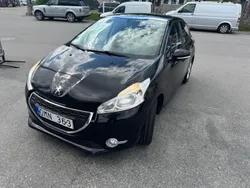 Svart Begagnad 2013 Peugeot 208 Halvkombi | 35 000 kr (Marknadspris)