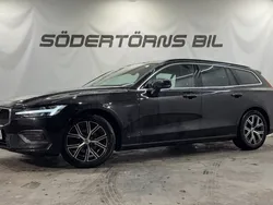 Svart Begagnad 2022 Volvo V60 Core Kombi | 299 900 kr (Marknadspris)
