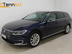 Mörkblå (blå) Begagnad 2017 VW Passat GTE Kombi | 149 900 kr (Marknadspris)