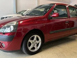 Mörkröd Begagnad 2002 Renault Clio II Halvkombi | 19 900 kr (Bra pris)