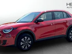 Röd (red) Ny 2025 Fiat 600 Lounge SUV | 305 800 kr (Marknadspris)