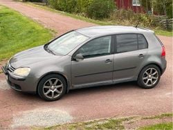 Grå Begagnad 2007 VW Golf V Trendline Halvkombi | 15 000 kr (Dyr)