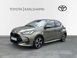 Grön Begagnad 2024 Toyota Yaris Hybrid Active Halvkombi | 259 900 kr (Marknadspris)