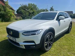 Vit (vit pärlemo) Begagnad 2018 Volvo V90 CC Momentum Kombi | 294 000 kr (Marknadspris)