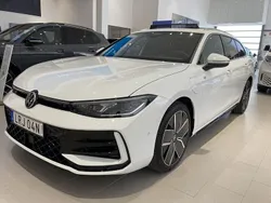 Vit (pure white) Ny 2025 VW Passat R-line Kombi | 556 400 kr (Marknadspris)