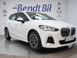 Vit Begagnad 2024 BMW 225 Active Tourer M Sport Minibuss | 424 500 kr (Marknadspris)