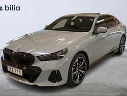 Grå Begagnad 2025 BMW 530e M Sport Sedan | 749 000 kr (Marknadspris)