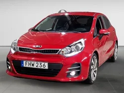 Röd Begagnad 2015 Kia Rio 3 Halvkombi | 104 900 kr (Marknadspris)