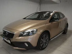 Ljusbrun (brun) Begagnad 2013 Volvo V40 CC Summum Kombi | 139 000 kr
