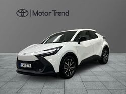 Vit Begagnad 2025 Toyota C-HR Style SUV | 349 900 kr (Marknadspris)