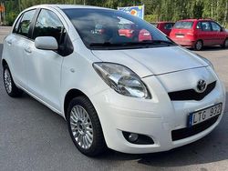 Vit Begagnad 2011 Toyota Yaris Halvkombi | 75 000 kr (Dyr)