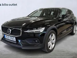 Svart Begagnad 2023 Volvo V60 CC Core Kombi | 349 900 kr (Marknadspris)