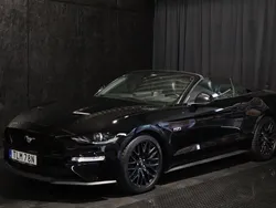 Svart Begagnad 2022 Ford Mustang GT Convertible Cab | 599 500 kr (Marknadspris)