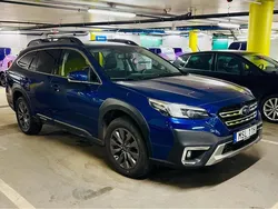 Blå Begagnad 2024 Subaru Outback SUV | 419 900 kr (Marknadspris)