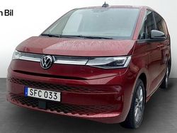 Röd (fortanaröd metallic) Begagnad 2023 VW T7 Life Van | 559 900 kr (Bra pris)