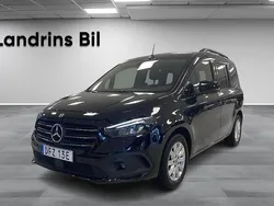 Svart Begagnad 2023 Mercedes T180 Minibuss | 299 000 kr