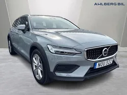 Grå Begagnad 2024 Volvo V60 CC Core Kombi | 399 500 kr (Bra pris)