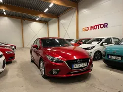 Röd Begagnad 2015 Mazda 3 Inclusive Halvkombi | 99 900 kr (Marknadspris)