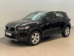 Svart Begagnad 2022 Volvo XC40 Momentum SUV | 309 500 kr (Marknadspris)
