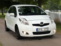 Vit Begagnad 2010 Toyota Yaris Halvkombi | 49 900 kr (Marknadspris)