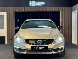 Ljusbrun (brun) Begagnad 2017 Volvo V60 CC Momentum Kombi | 189 900 kr (Superpris)
