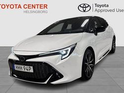 Vit Begagnad 2023 Toyota Corolla Hybrid Sport Halvkombi | 319 900 kr (Lite dyr)