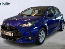 Mörkblå (blå) Ny 2024 Toyota Yaris Hybrid Active Halvkombi | 249 900 kr (Marknadspris)