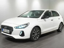 Vit Begagnad 2017 Hyundai i30 Premium Halvkombi | 134 900 kr (Marknadspris)