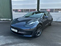 Grå Begagnad 2021 Tesla Model 3 Standard Range Plus Sedan | 299 900 kr (Lite dyr)
