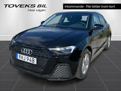 Svart (mytsvart metallic) Begagnad 2024 Audi A1 Sportback Proline Halvkombi | 249 900 kr (Marknadspris)