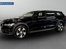 Svart Begagnad 2021 Volvo V60 CC SE Kombi | 329 900 kr (Marknadspris)