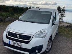 Vit Begagnad 2015 Peugeot Partner Minibuss | 59 900 kr (Bra pris)