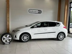 Vit Begagnad 2013 Toyota Auris Style Halvkombi | 119 000 kr (Marknadspris)
