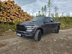 Mörkgrå (grå) Begagnad 2022 RAM 1500 Pickup | 745 000 kr (Superpris)