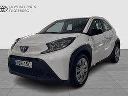 Vit Begagnad 2022 Toyota Aygo Play Halvkombi | 169 900 kr (Bra pris)