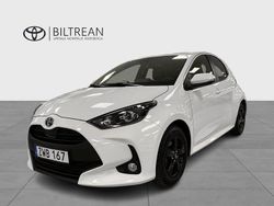 Vit Begagnad 2023 Toyota Yaris Hybrid Active Halvkombi | 245 000 kr (Marknadspris)
